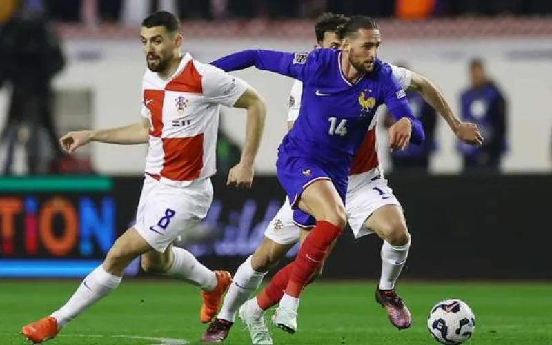 Andrej Kramaric được trao cơ hội mở tỷ số trên chấm 11m